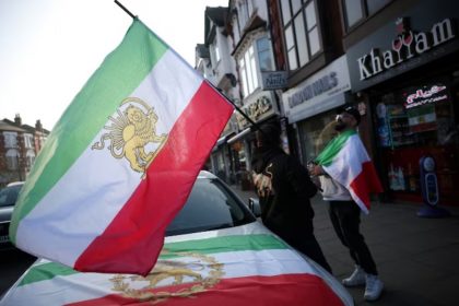 فرحة الإيرانيين في بريطانيا تتحول إلى خوف مع احتدام الصراع في الوطن