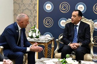 مدبولي لرئيس إيني الحكومة حريصة على تهيئة مناخ جاذب للاستثمارات الأجنبية في قطاعي الغاز والبترو