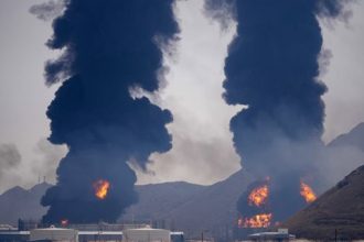 مصادر تعليق بعض عمليات تحميل النفط بعد حريق في الفجير