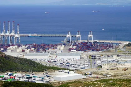 ميناء طنجة المتوسط بالمغرب يستعد لزيادة حركة المرور في ظل حرب الخليج