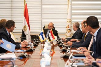 وزير الاستثمار لسفيرة فنلندا