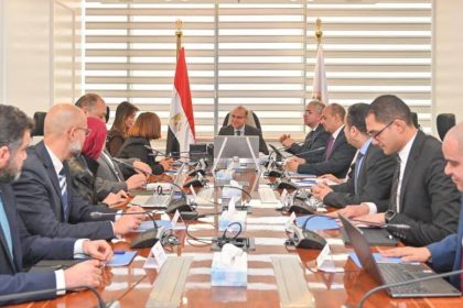 وزير الاستثمار والتجارة الخارجية يبحث مع العضو المنتدب لشركة جنرال موتورز