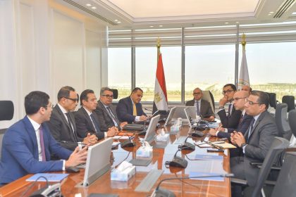 وزير الاستثمار والتجارة الخارجية يعقد اجتماعاً مع رئيس التمثيل التجاري المصري