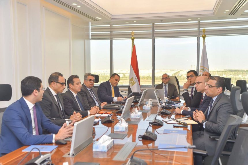 وزير الاستثمار والتجارة الخارجية يعقد اجتماعاً مع رئيس التمثيل التجاري المصري