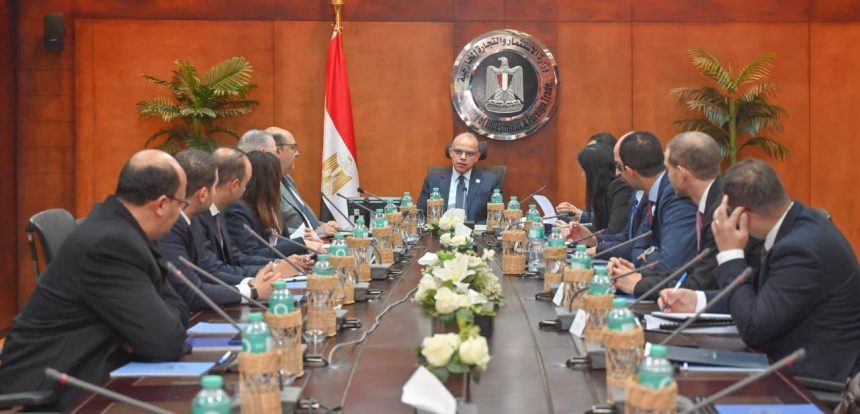 وزير الاستثمار والتجارة الخارجية يلتقي بمسئولي صندوق مصر السيادي والرقابة المالية