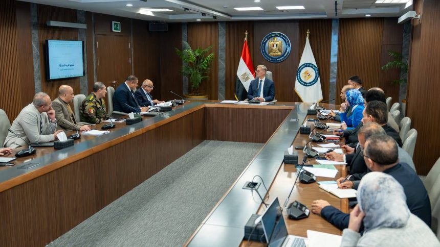 وزير البترول والثروة المعدنية يبحث تنفيذ المسح الجوي الشامل للمعادن في مصر