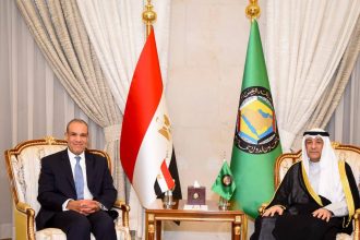 وزير الخارجية يبحث مع أمين التعاون الخليجي e1773755342372