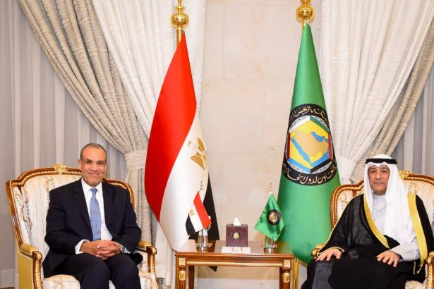 وزير الخارجية يبحث مع أمين التعاون الخليجي e1773755342372