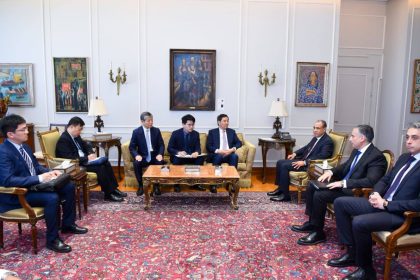 وزير الخارجية يبحث مع المبعوث الصيني