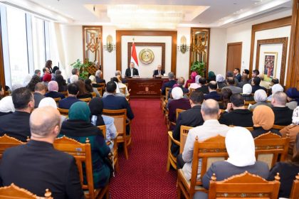 وزير الخارجية يتابع سير العمل بقطاع التعاون الدولي