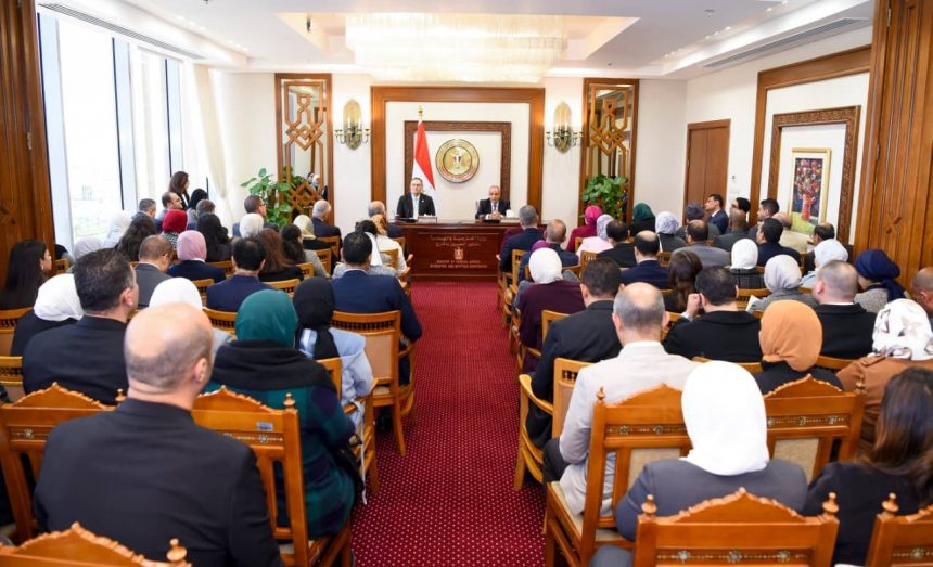 وزير الخارجية يتابع سير العمل بقطاع التعاون الدولي