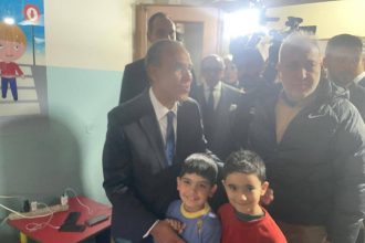 وزير الخارجية يزور أحد مراكز إيواء النازحين بلبنان. رسالة دعم ومساند