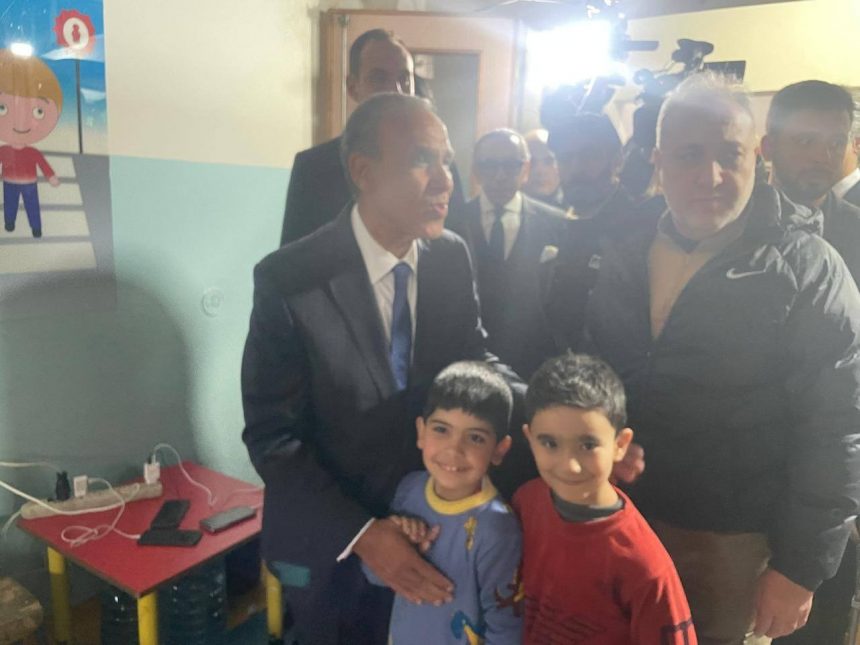 وزير الخارجية يزور أحد مراكز إيواء النازحين بلبنان. رسالة دعم ومساند