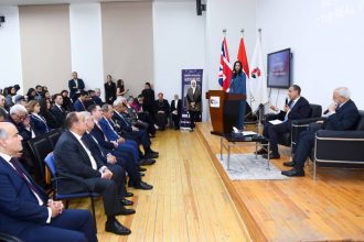 وزير الخارجية يعقد لقاءً تفاعليًا مع طلاب الجامعة البريطانية في مصر ويشهد توقيع مذكرة تفاهم بين الوزارة والجامعة