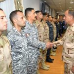 وزير الدفاع لعدد من مقاتلى الأفرع الرئيسية