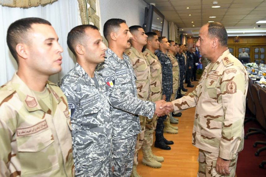 وزير الدفاع لعدد من مقاتلى الأفرع الرئيسية