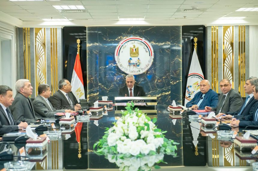 وزير الدولة للإنتاج الحربي يناقش ملفات العمل مع رؤساء مجالس إدارات