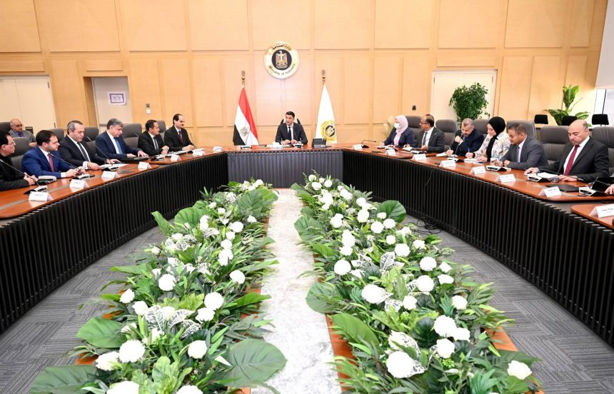 وزير الصناعة يجتمع بمصنعي السيراميك والبورسلين لبحث تحديات القطاع وسبل حلها