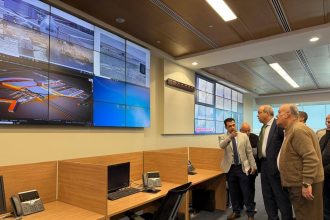 وزير الطيران في مطار القاهرة