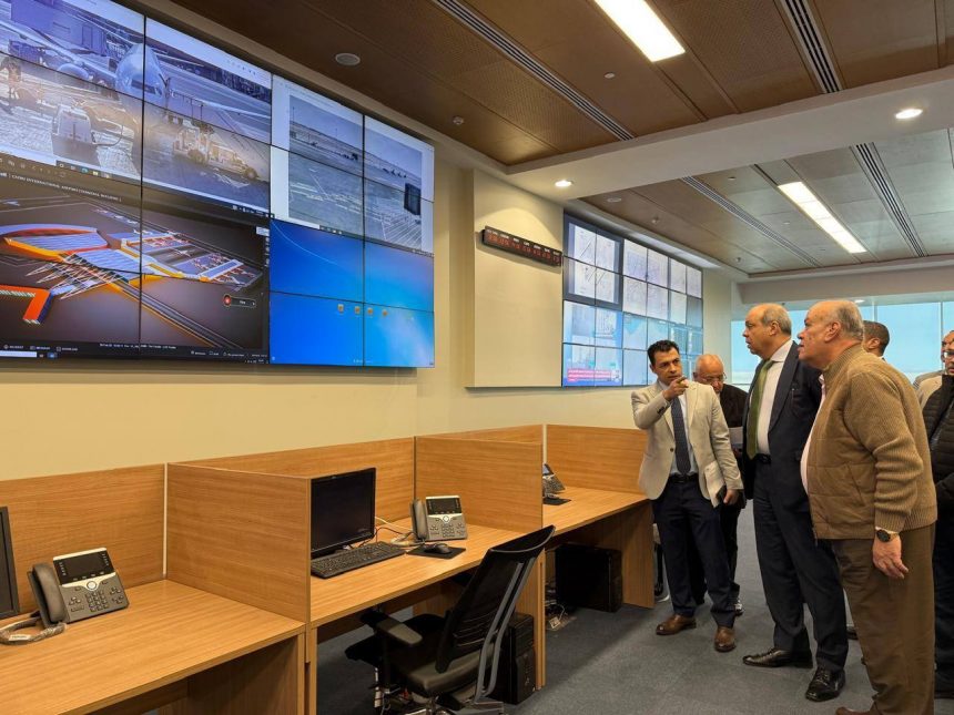 وزير الطيران في مطار القاهرة