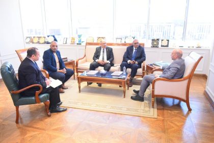 وزير العمل يلتقي وفد شركة TCI Sanmar للصناعات البتروكيماوية