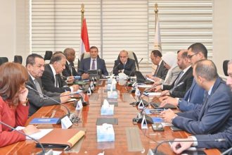 وزيرا الاستثمار والتجارة الخارجية والزراعة يعقدان اجتماعًا لبحث اليات تعزيز التواجد الاستثماري