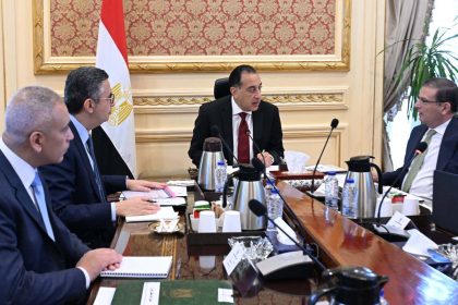 رئيس الوزراء يتابع موقف توافر السلع الاستراتيجية واستعدادات الموسم الحالي لتوريد القمح المحلي