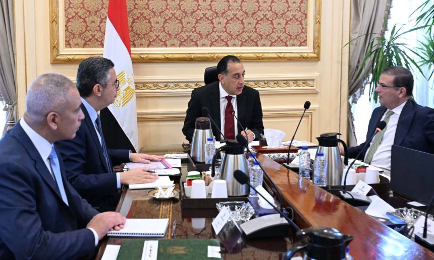 رئيس الوزراء يتابع موقف توافر السلع الاستراتيجية واستعدادات الموسم الحالي لتوريد القمح المحلي