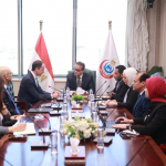 وزير الصحة وفايزر يبحثان توسيع التعاون لعلاج الأورام والهيموفيليا وتوطين اللقاحات