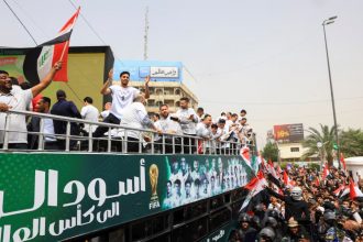لمنتخب العراقي يجوب شوارع بغداد بحافلة مكشوفة احتفالا بالتأهل لكأس العالم بعد 40 عاما