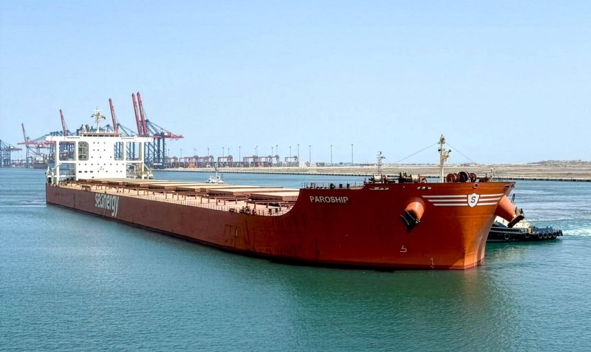 ميناء شرق بورسعيد يستقبل MV PAROSHIP. أكبر سفينة صب جاف ترسو في ميناء مصري