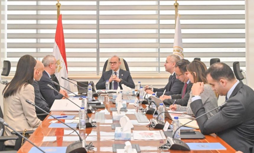 وزير الاستثمار يبحث مع مسؤولي ألستوم سبل توطين صناعة النقل وتحويل مصر إلى مركز إقليمي للتصنيع والتصدير