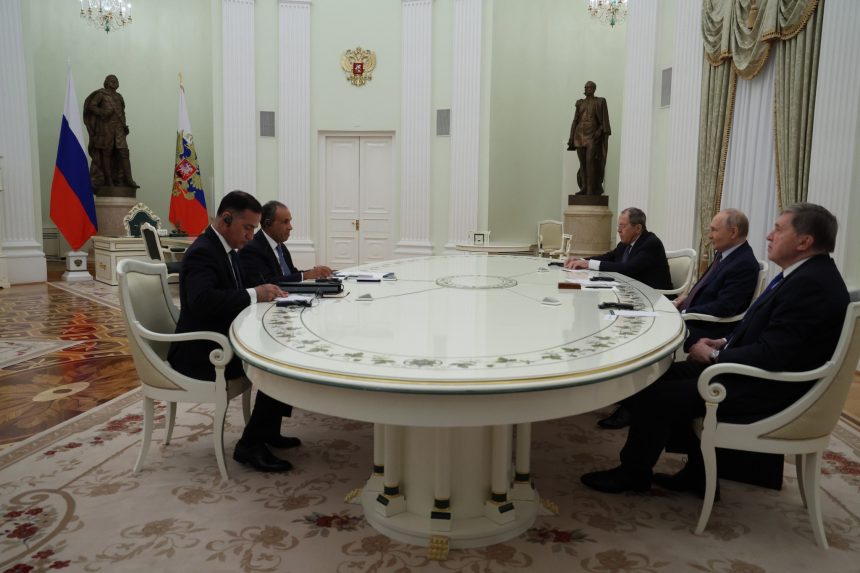 وزير الخارجية وبوتين