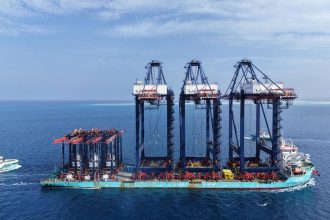 وزير النقل يعلن وصول ثلاث أوناش رصيف عملاقة وعدد 6 أوناش ساحة إلى المحطة