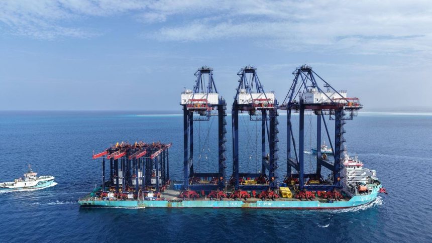 وزير النقل يعلن وصول ثلاث أوناش رصيف عملاقة وعدد 6 أوناش ساحة إلى المحطة