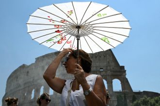 AFP 20260626 B8EB3YC v2 HighRes ItalyTourismHeatwaveMonument