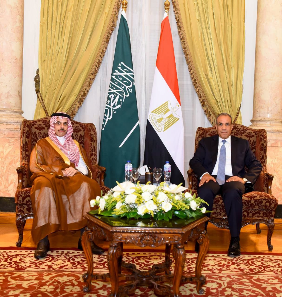 وزراء خارجية مصر والسعودية وتركيا يؤكدون أهمية مواصلة التنسيق المشترك لدعم الأمن والاستقرار الإقليمي 2 image 338