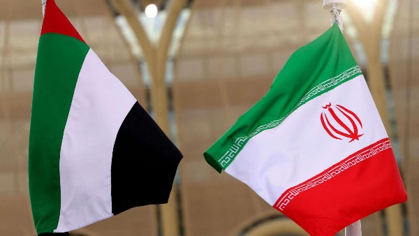 علم الإمارات وإيران