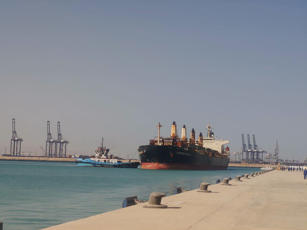في أول عملية تداول تجاري بمحطة شركة ترانس كارجو (TCI).. ميناء السخنة يستقبل السفينة CENTURY EAGLE المحملة بمستلزمات مصانع وخامات PTA 3 image 211