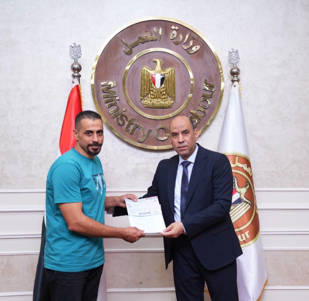 وزير العمل يُسلِّم عقود عمل جديدة لفنيين للعمل بشركات لبنانية: مستمرون في فتح أسواق العمل الخارجية أمام عمالنا 2 image 215