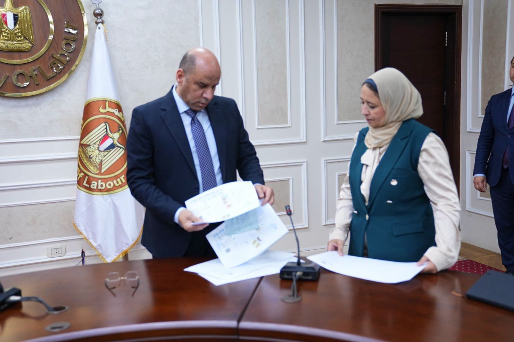 وزير العمل يُسلِّم عقود عمل جديدة لفنيين للعمل بشركات لبنانية: مستمرون في فتح أسواق العمل الخارجية أمام عمالنا 3 image 216