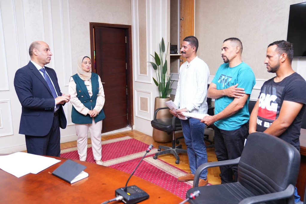 وزير العمل يُسلِّم عقود عمل جديدة لفنيين للعمل بشركات لبنانية: مستمرون في فتح أسواق العمل الخارجية أمام عمالنا 4 image 217
