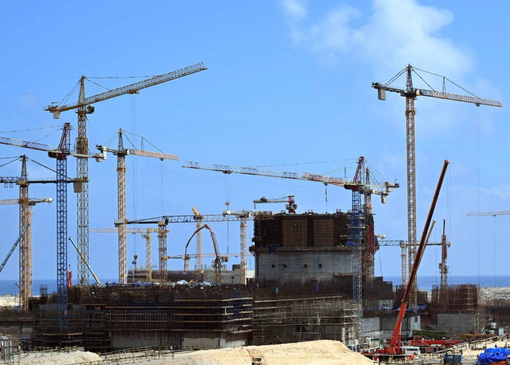 محطة فارقة في مسيرة تنفيذ المشروع.. تركيب وعاء ضغط المفاعل للوحدة النووية الثانية بمحطة الضبعة النووية (صور) 6 image 91