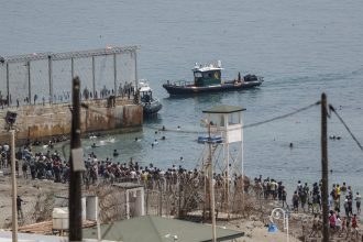 تدابير أمنية مشددة على الحدود مع إسبانيا في إيطاليا وفرنسا بعد تدفق المهاجرين إلى سبتة
