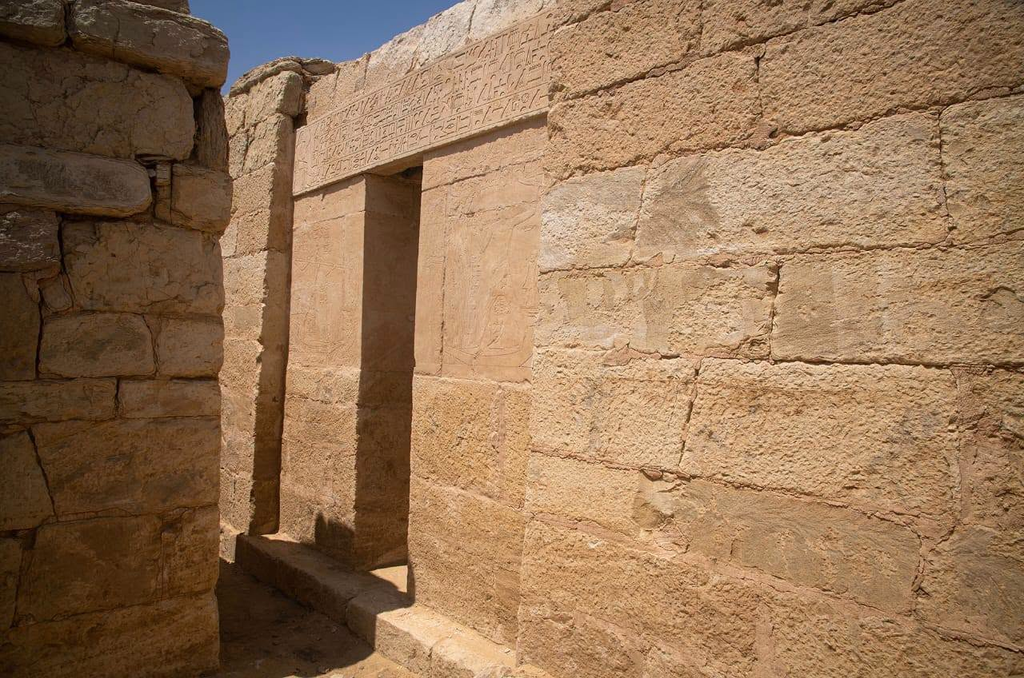 بالصور.. بعثة أثرية إسبانية مصرية مشتركة تكشف عن مقبرة من أواخر عصر الأسرة الخامسة بمنطقة آثار سقارة 2 image 106