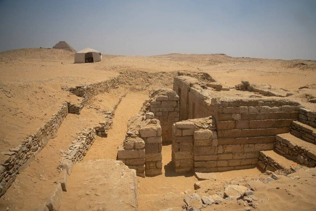 بالصور.. بعثة أثرية إسبانية مصرية مشتركة تكشف عن مقبرة من أواخر عصر الأسرة الخامسة بمنطقة آثار سقارة 4 image 107