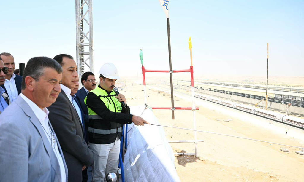 وزير النقل: شبكة القطار الكهربائي السريع مشروع تنموي عملاق.. ونعمل على تنفيذها كمنظومة متكاملة تغير مفهوم النقل في مصر 3 image 202
