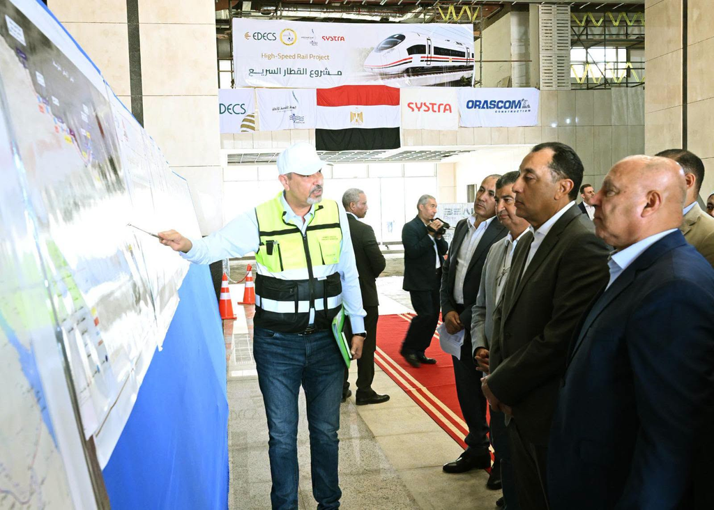وزير النقل: شبكة القطار الكهربائي السريع مشروع تنموي عملاق.. ونعمل على تنفيذها كمنظومة متكاملة تغير مفهوم النقل في مصر 5 image 203