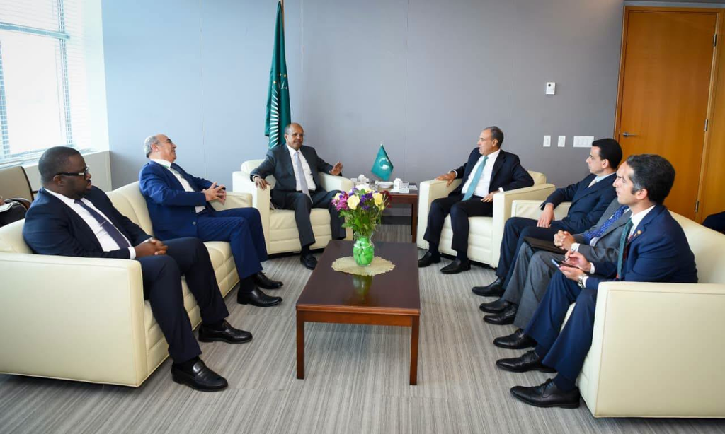 وزير الخارجية يؤكد لرئيس مفوضية الاتحاد الأفريقي أهمية تعزيز جهود تسوية النزاعات وتحقيق السلم والأمن والاستقرار 2 image 470