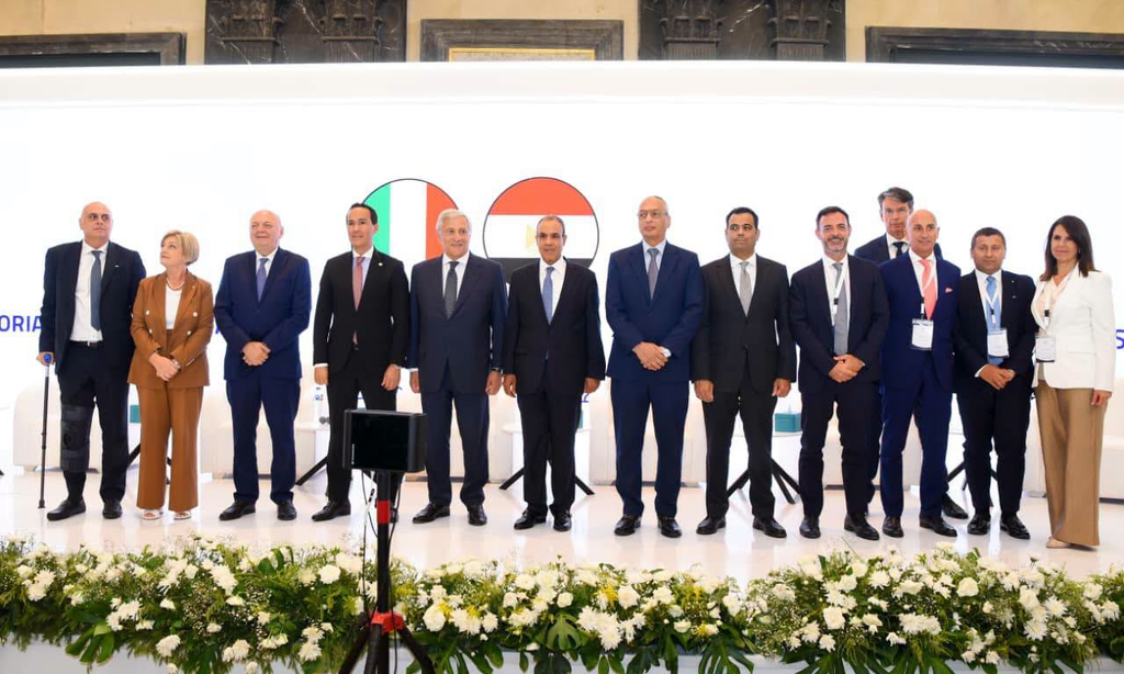 وزير الخارجية لنظيره الإيطالي: نتطلع لزيادة الاستثمارات الإيطالية والاستفادة من موقع مصر الاستراتيجي ومكانتها كمحور لوجيستي وبوابة للأسواق العربية والأفريقية 2 image 71